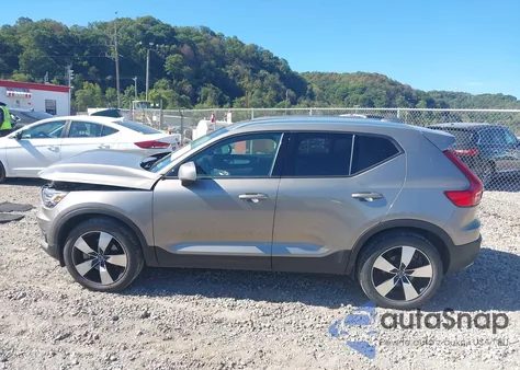 2022 Volvo Xc40 T5 Momentum z USA, uszkodzony, nr VIN YV4162UK4N2735471